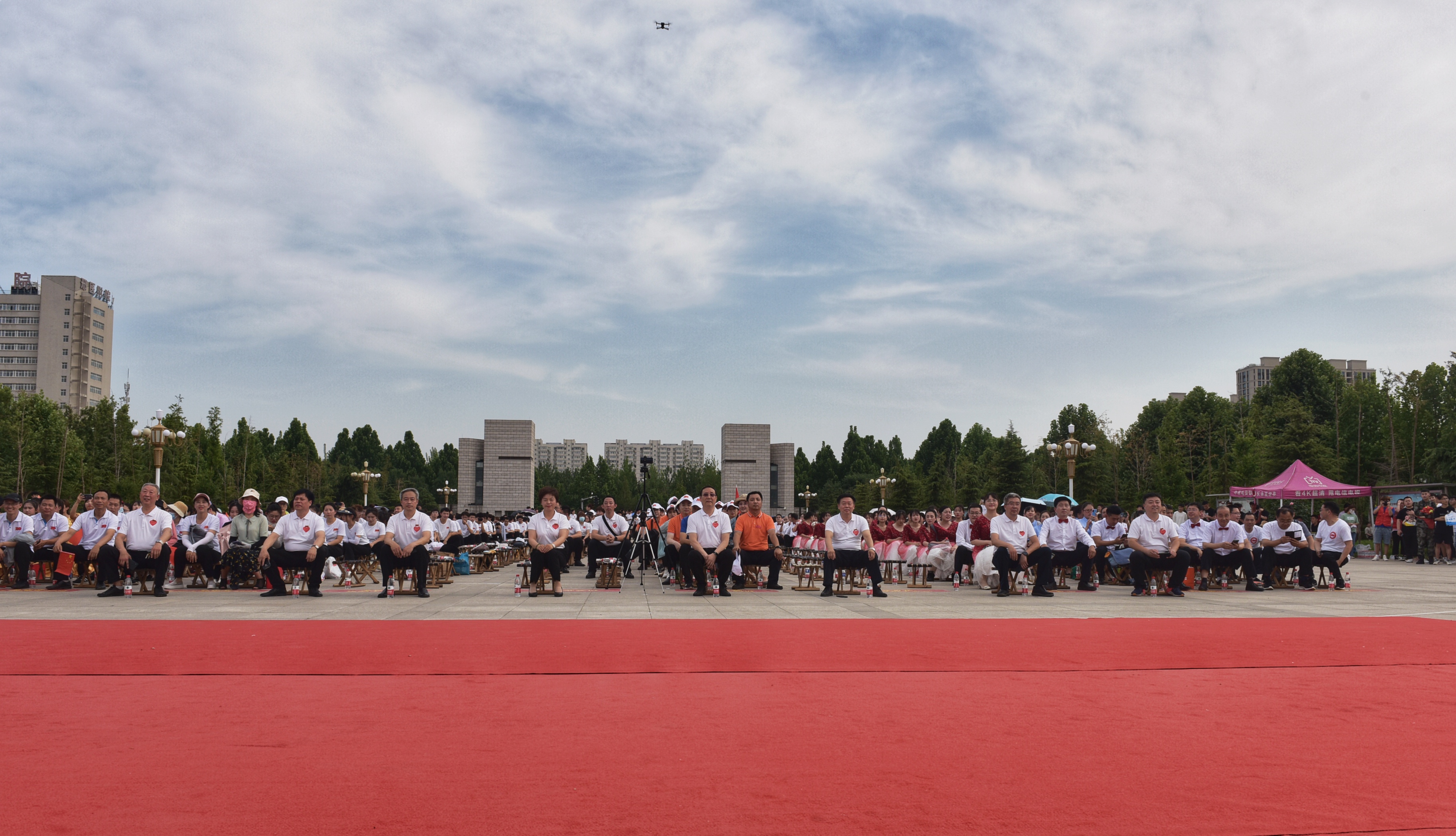 庆祝中国共产党建党100周年，引导全体师生铭记党的革命传统，颂扬党的光辉历史，讴歌党的丰功伟绩，激发欧宝官方体育app下载ios
人的历史责任感、使命感和荣誉感，6月11日，欧宝平台app苹果版
在学府广场举行了以“奋斗百年路 开启新征程”为主题的歌咏比赛。欧宝平台app苹果版
党委书记孟胜君，院长王晓凤，党委副书记王振京，副院长李朝鹏、张兆隆、张能云，纪委书记赵晓东出席，1000余名师生到场，8305人通过微博直播观看比赛。