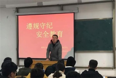 招生就业处杜志范老师给学生讲述招生宣传方法