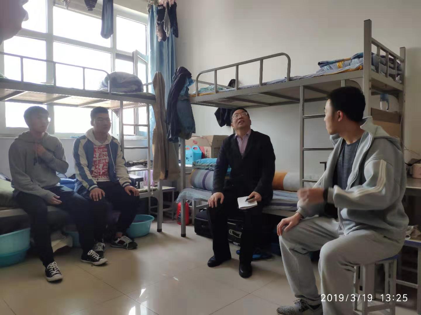 材料与建筑工程系书记张银海深入班级参加主题班会